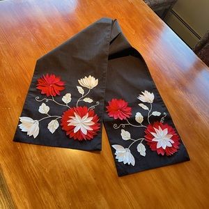 NWOT - Gorgeous raised appliqué table runner